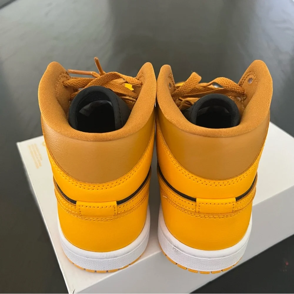 ✔️EUC✔️ NIKE Air Jordan 1 Mid Chutney Taxi - Picture 8 of 11
